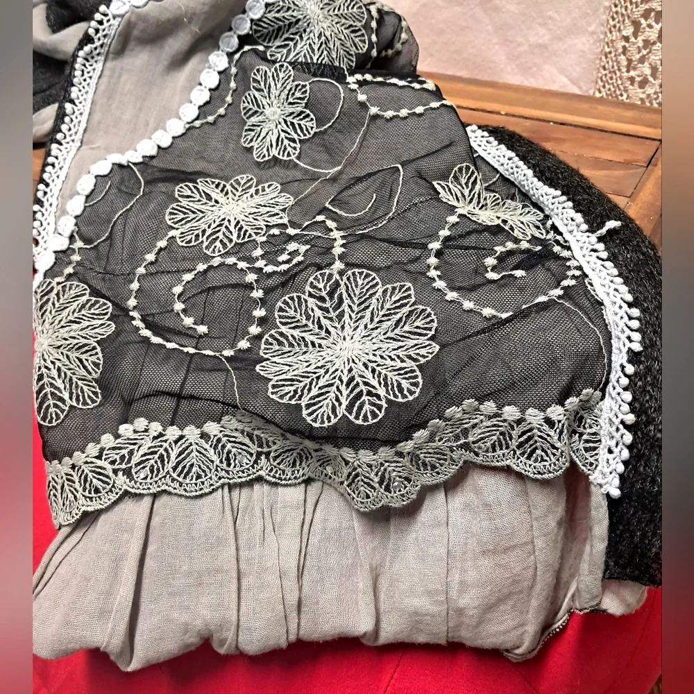 Handmade Floral Embroidery And Lace Table Runner - Picture 4 of 6